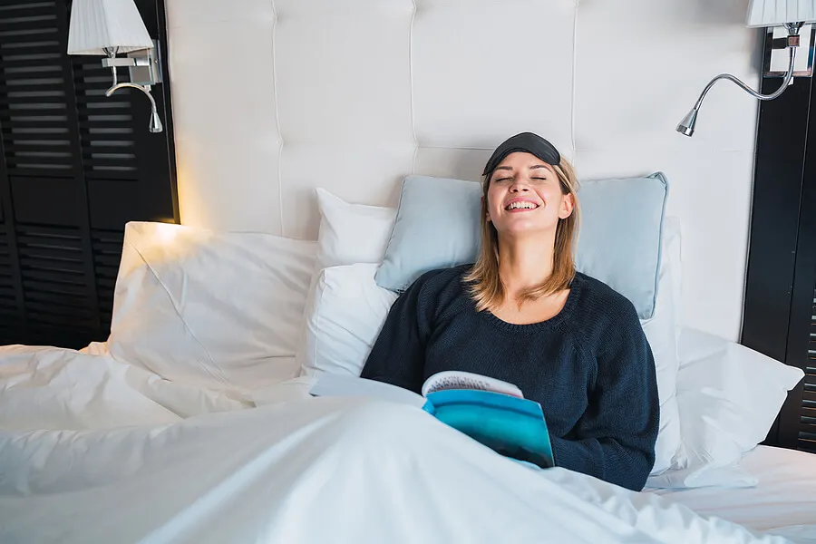 Mujer guardando reposo en cama.