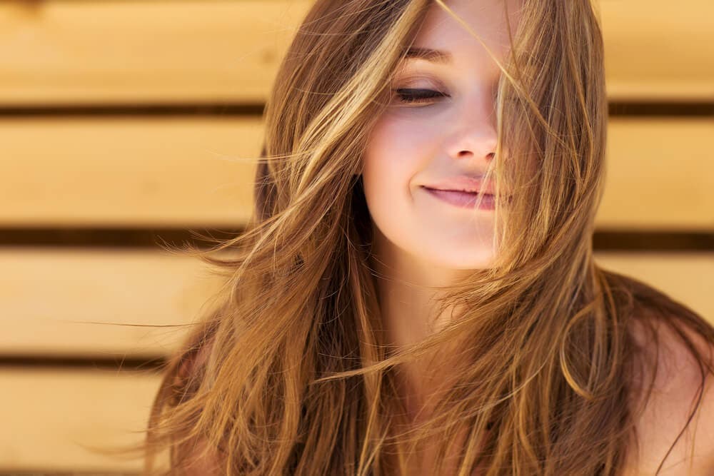 Mujer con el pelo suelto.