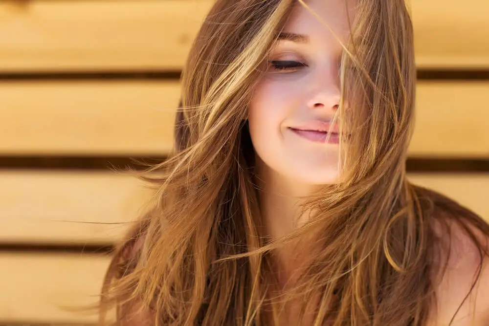 Mujer con el pelo suelto.