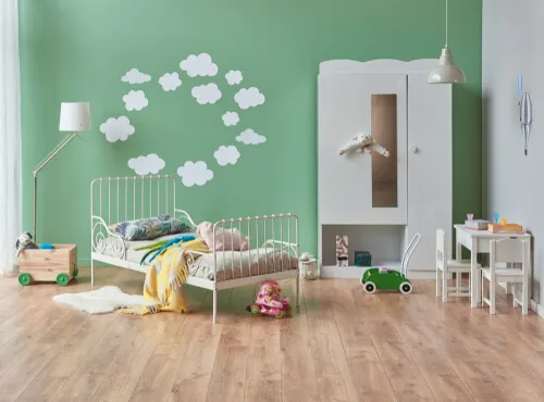 Habitación con un mural infantil en la pared con nubes formando un círculo