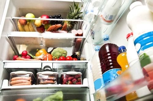 8 trucos para mantener el frigorífico limpio y ordenado