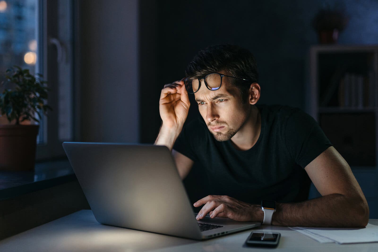 Nictalopia, dificultad para ver con poca luz.