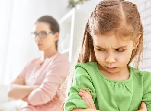 Niña enfadada porque sufre fobia escolar.