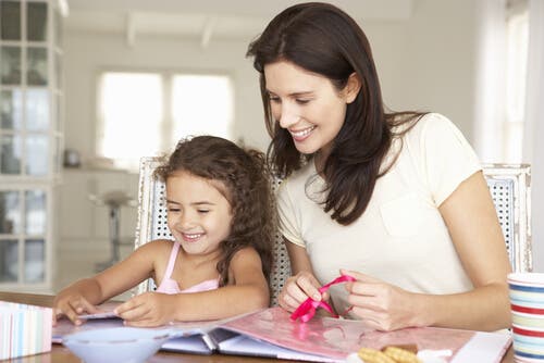Se pueden realizar manualidades con niños de diferentes maneras.