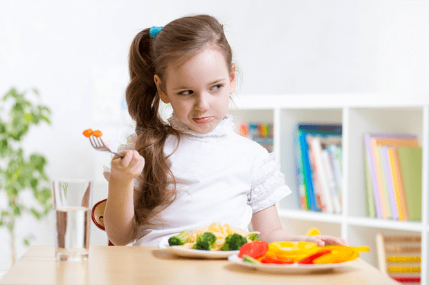 Niña rechazando comida por neofobia alimentaria