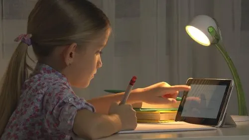 niña con tablet