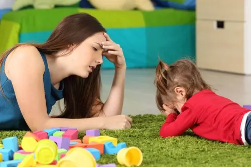 Niña llorando porque no quiere ir al colegio debido a que padece fobia escolar.