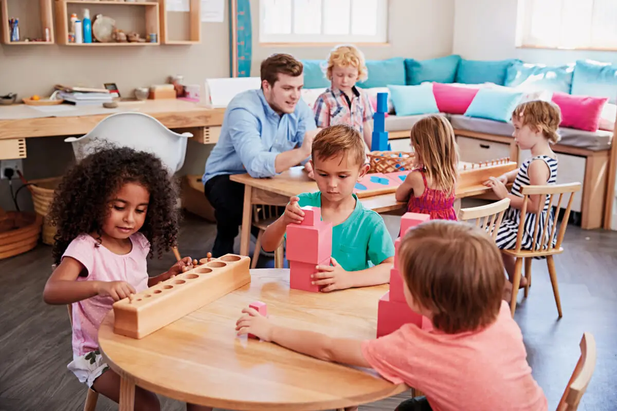 As crianças na escola aprendem por meio de neurônios-espelho.