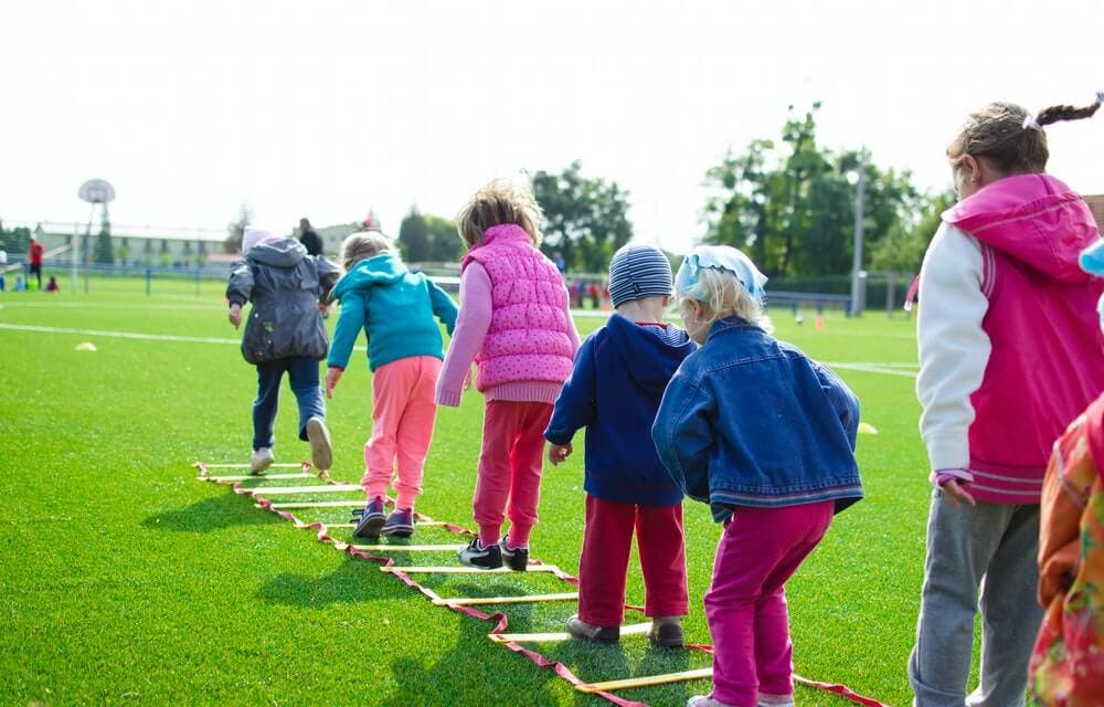 Niños jugando: ejemplo de cooperación.