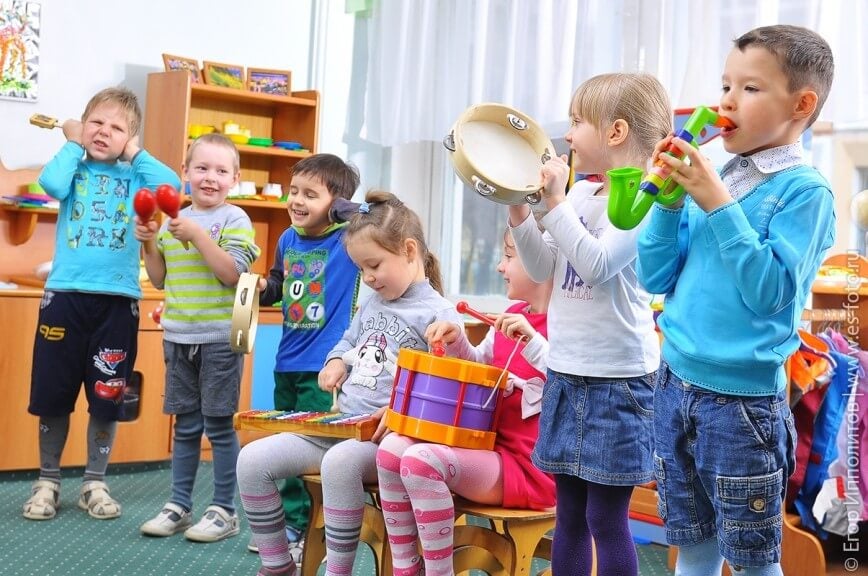 Niños creativos con instrumentos.