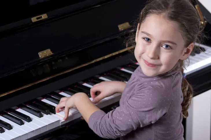 niña tocando el piano