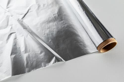 Papel aluminio desenrrollado.