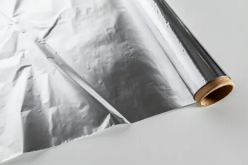 Papel aluminio desenrrollado.