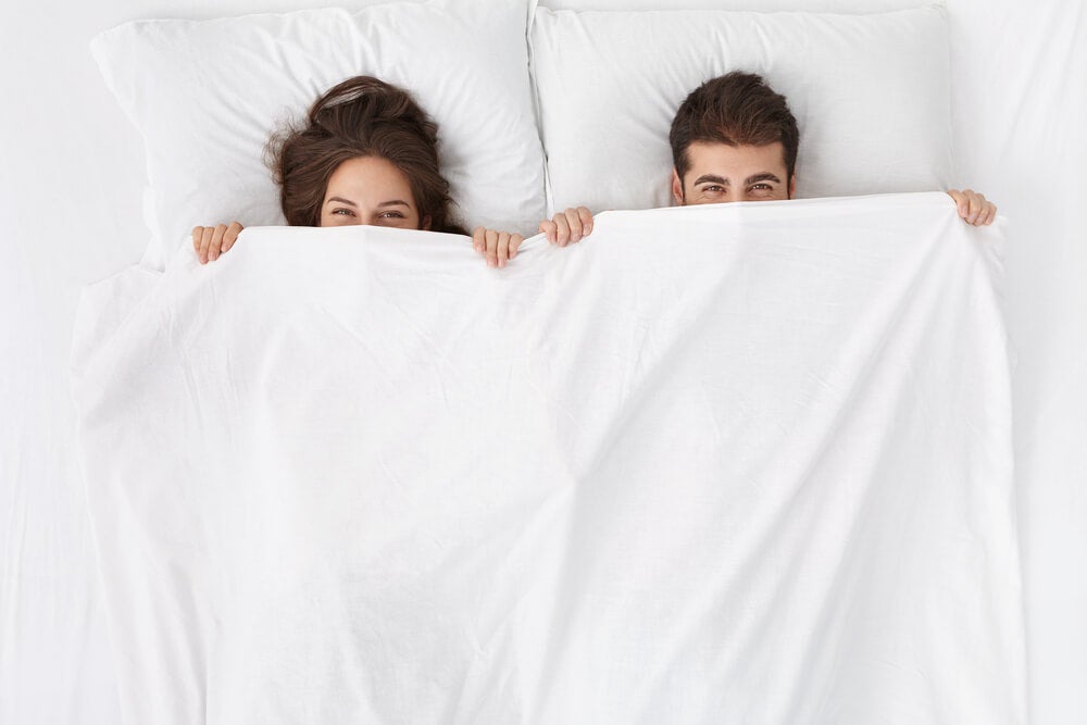 Las 4 mejores posiciones para dormir con tu pareja - Mejor con Salud