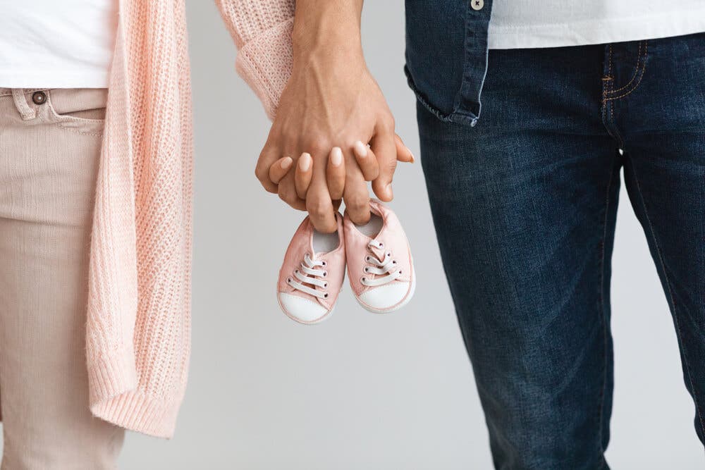 Pareja con zapatillas de bebé