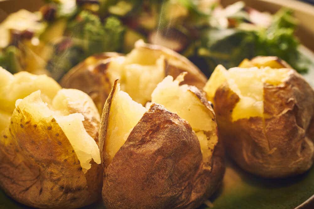 Delicias al horno: 5 recetas de patatas asadas