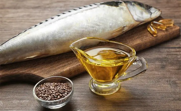 Pescado con un vaso de aceite