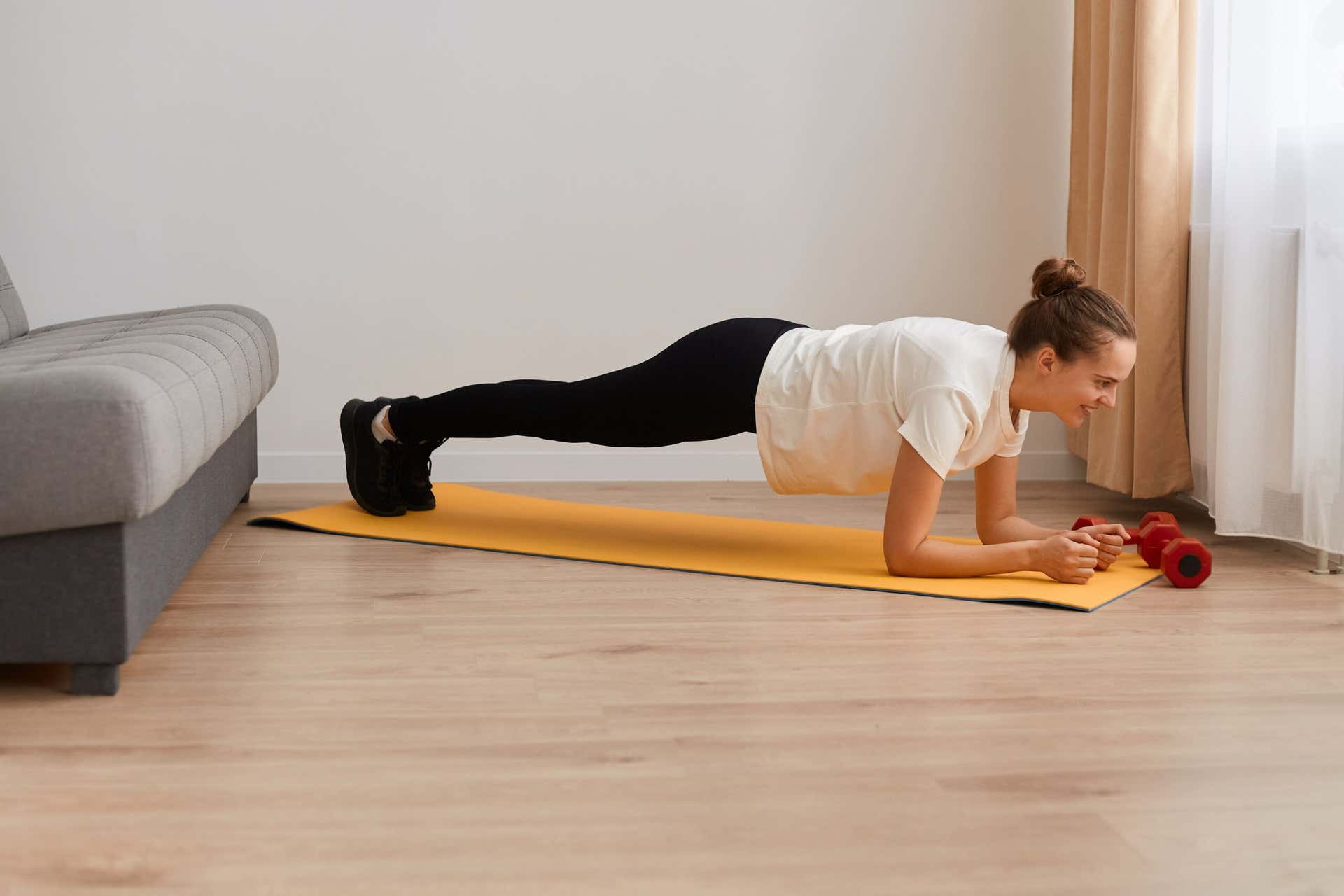 Hacer ejercicios de plancha abdominal en casa