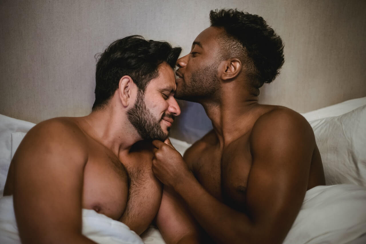 Sexuelle Identität - zwei Männer im Bett