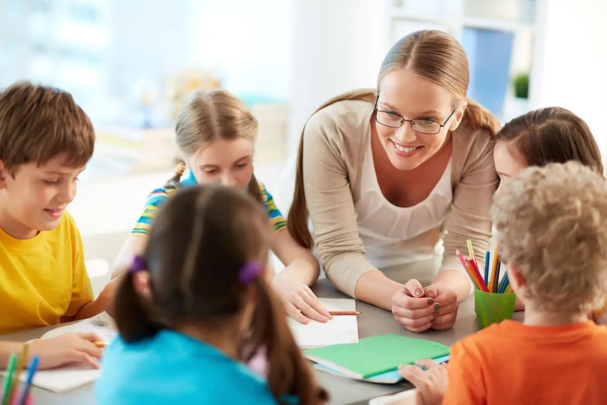 Docente en grupo de estudio de aprendizaje situado.