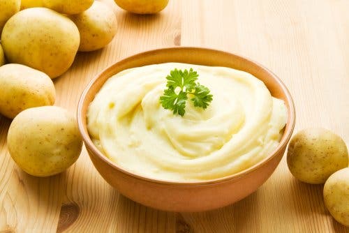 Puré de papas como acompañante de hamburguesas light de lentejas