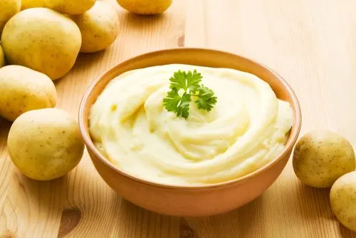 Puré de papas como acompañante de hamburguesas light de lentejas