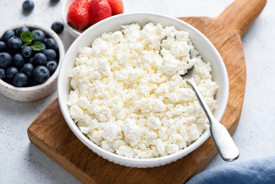 Queso cottage con frutas.