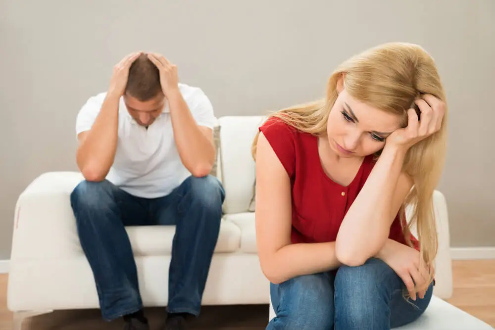 Pareja enfadada con problemas de incomunicación