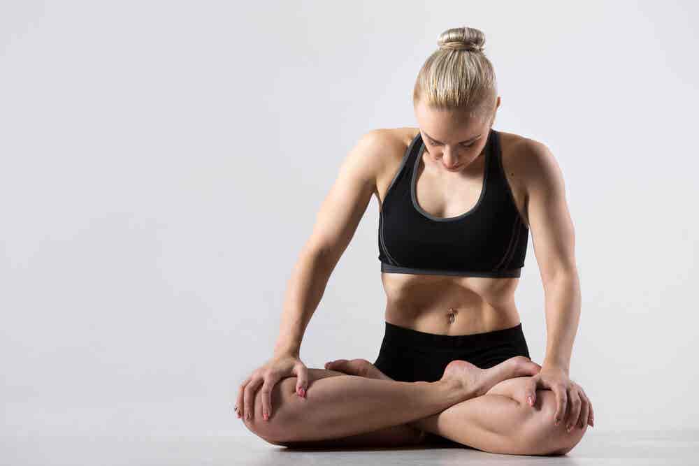 Yoga praktizieren - Frau