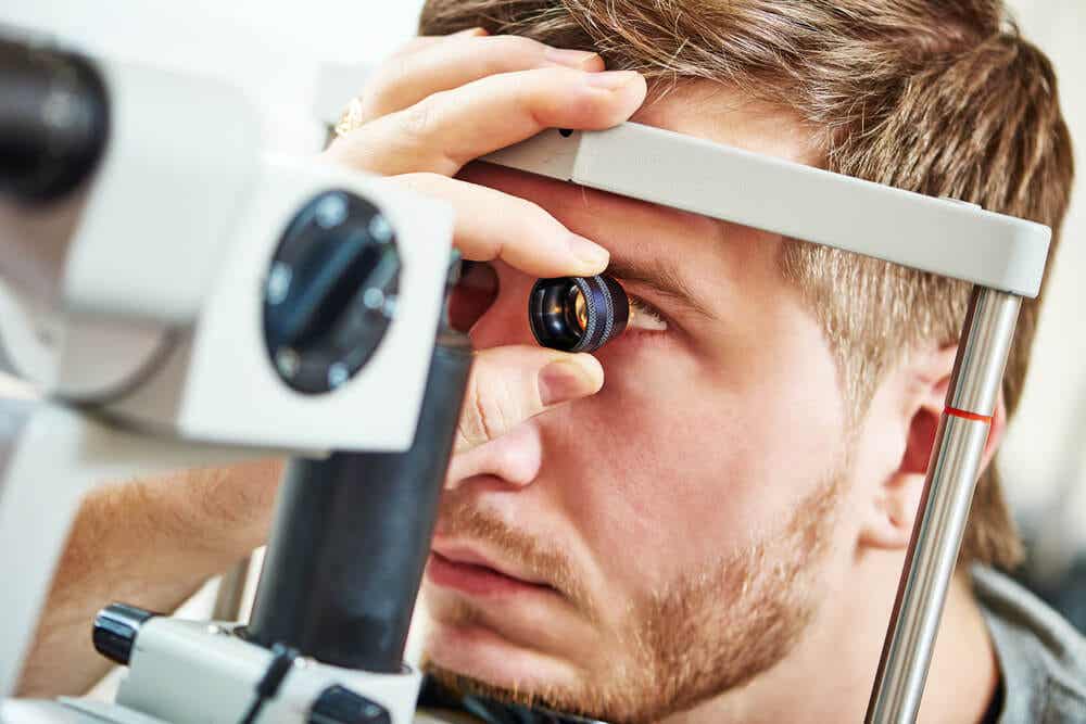 Paciente en revisión ocular