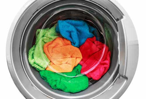 Existen ingredientes que te ayudan a mantener el color en tus prendas de ropa.