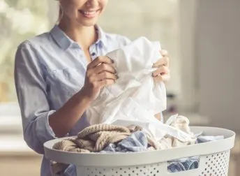 6 trucos para remover las manchas de aceite en la ropa