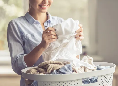Es posible eliminar las manchas de aceite en la ropa.