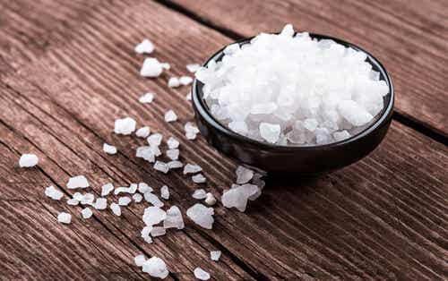 La sal gruesa puede eliminar las manchas de aceite.