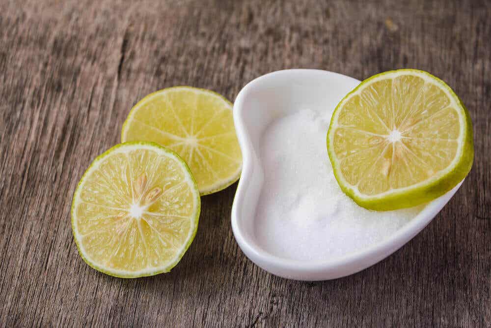 Sal y limón para eliminar las manchas de moho de la ropa.