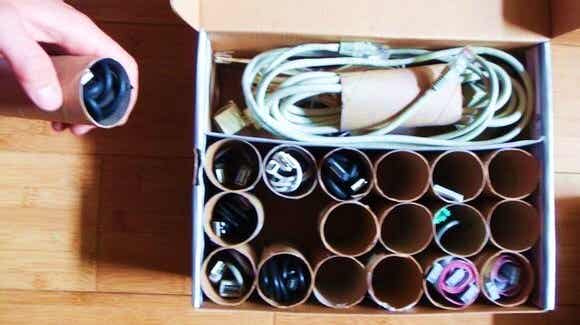 Organizador para cables hecho con tubos de cartón