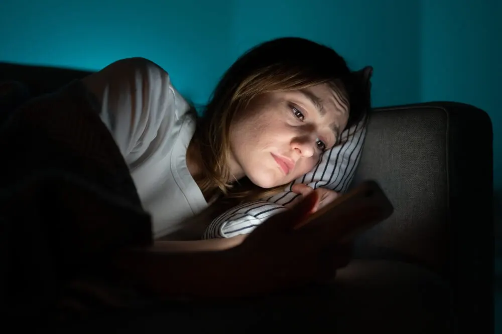 Mujer mirando las redes sociales pensando en su ex.