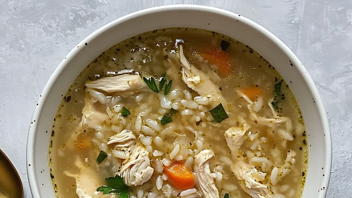 Sopa para la gripe con pollo y arroz.