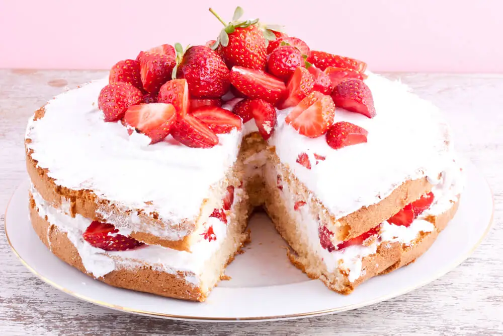Tarta de fresas con nata.