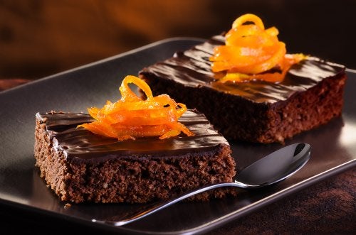 Prepara una deliciosa torta de naranja y chocolate