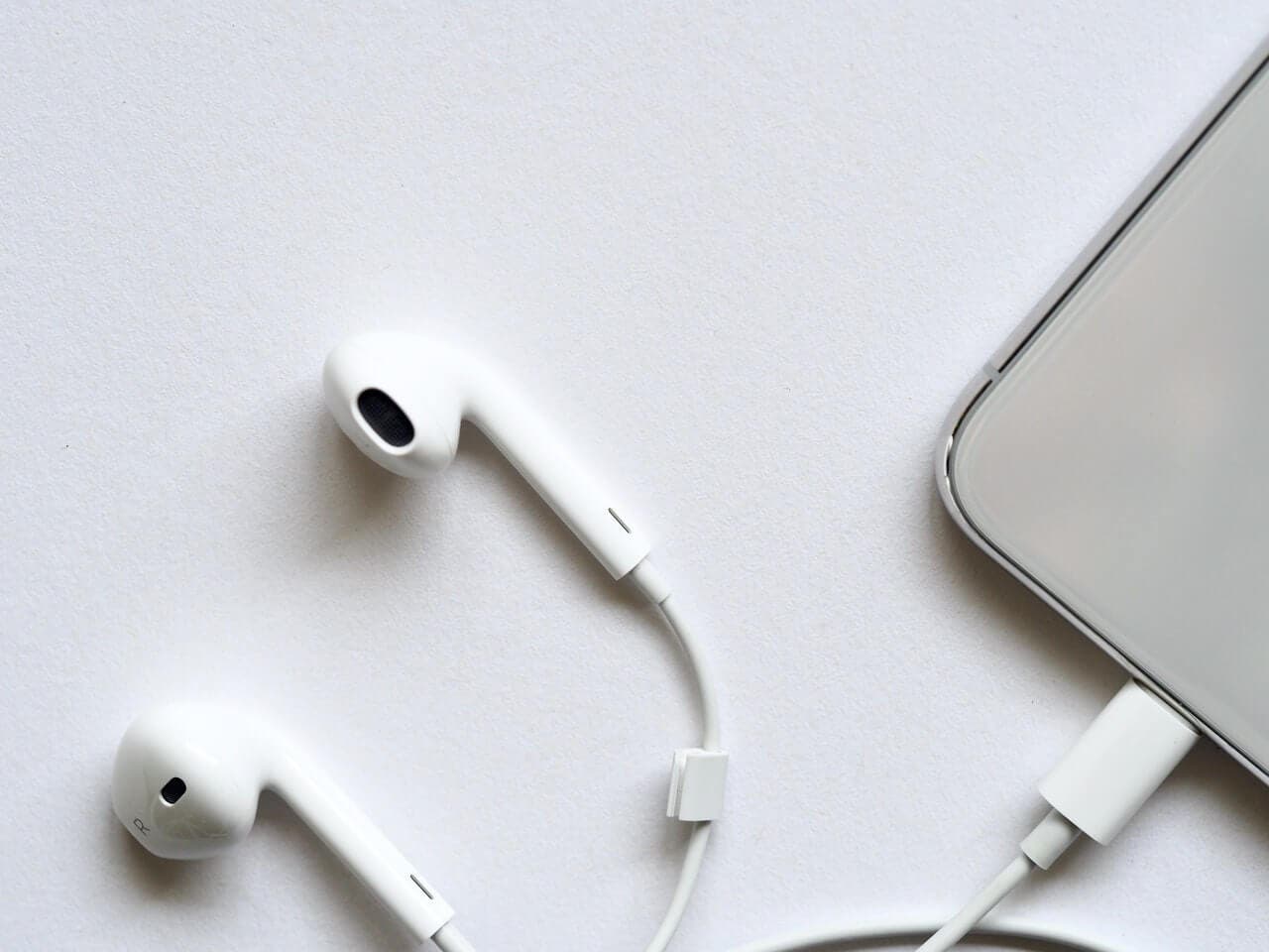 Teléfono con audífonos blancos