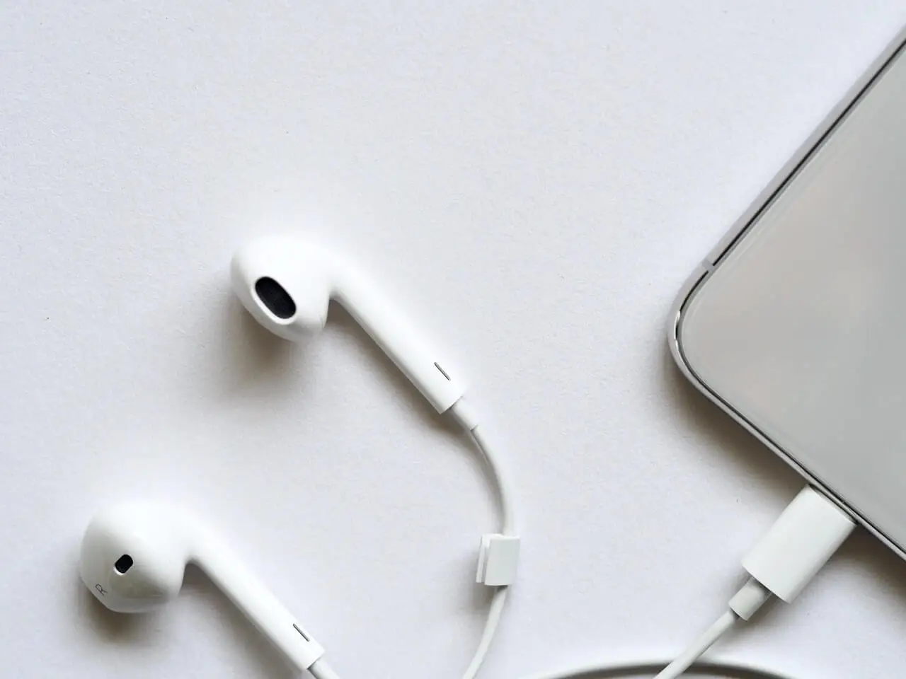 Teléfono con audífonos blancos