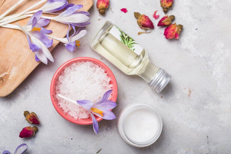 Cómo utilizar sal marina para el pelo graso