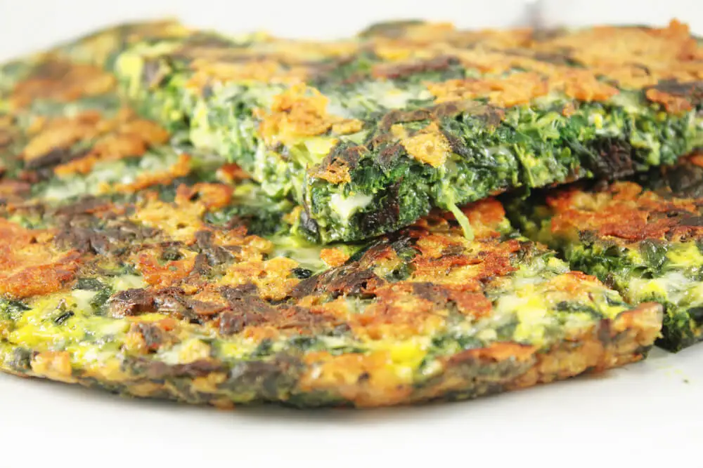 Alimentos para mejorar la memoria: tortilla con vegetales verdes.