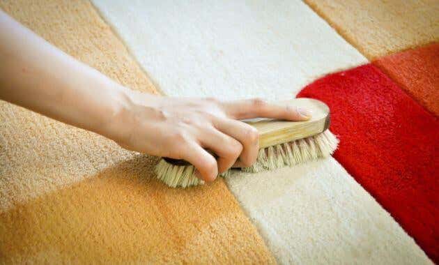Aprende cómo eliminar las manchas difíciles de las alfombras