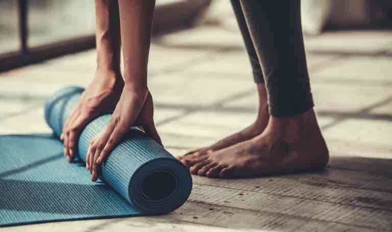 Descubre qué necesitas cuando vas a una clase de yoga