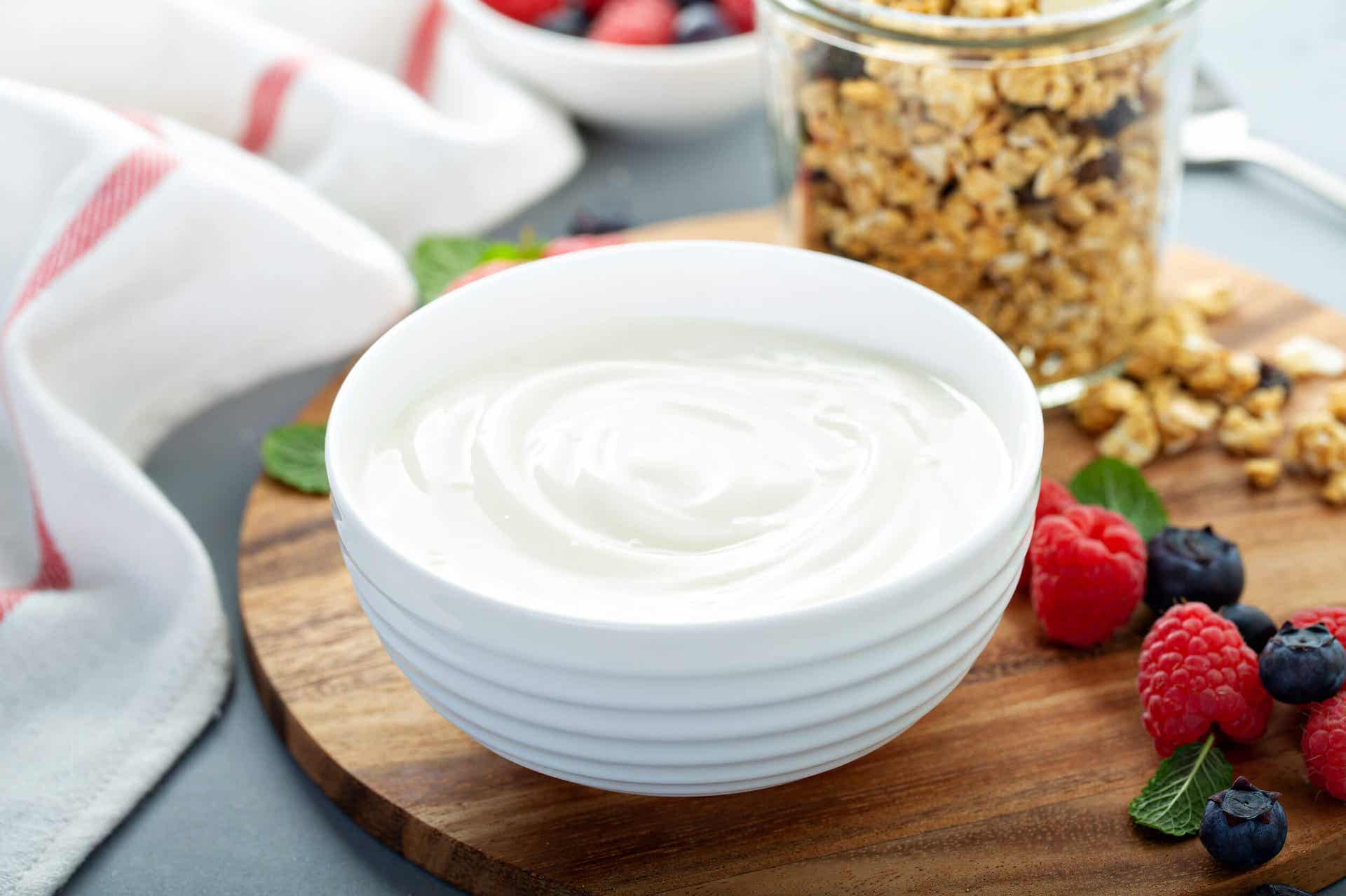 Las frambuesas pueden combinarse con yogur para hacer un delicioso postre.