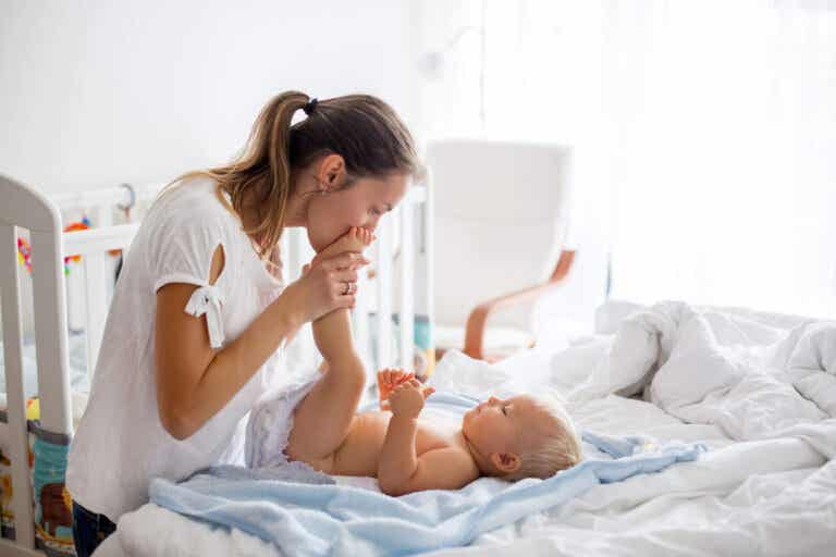 ¿Es recomendable despertar al bebé para cambiarle el pañal?