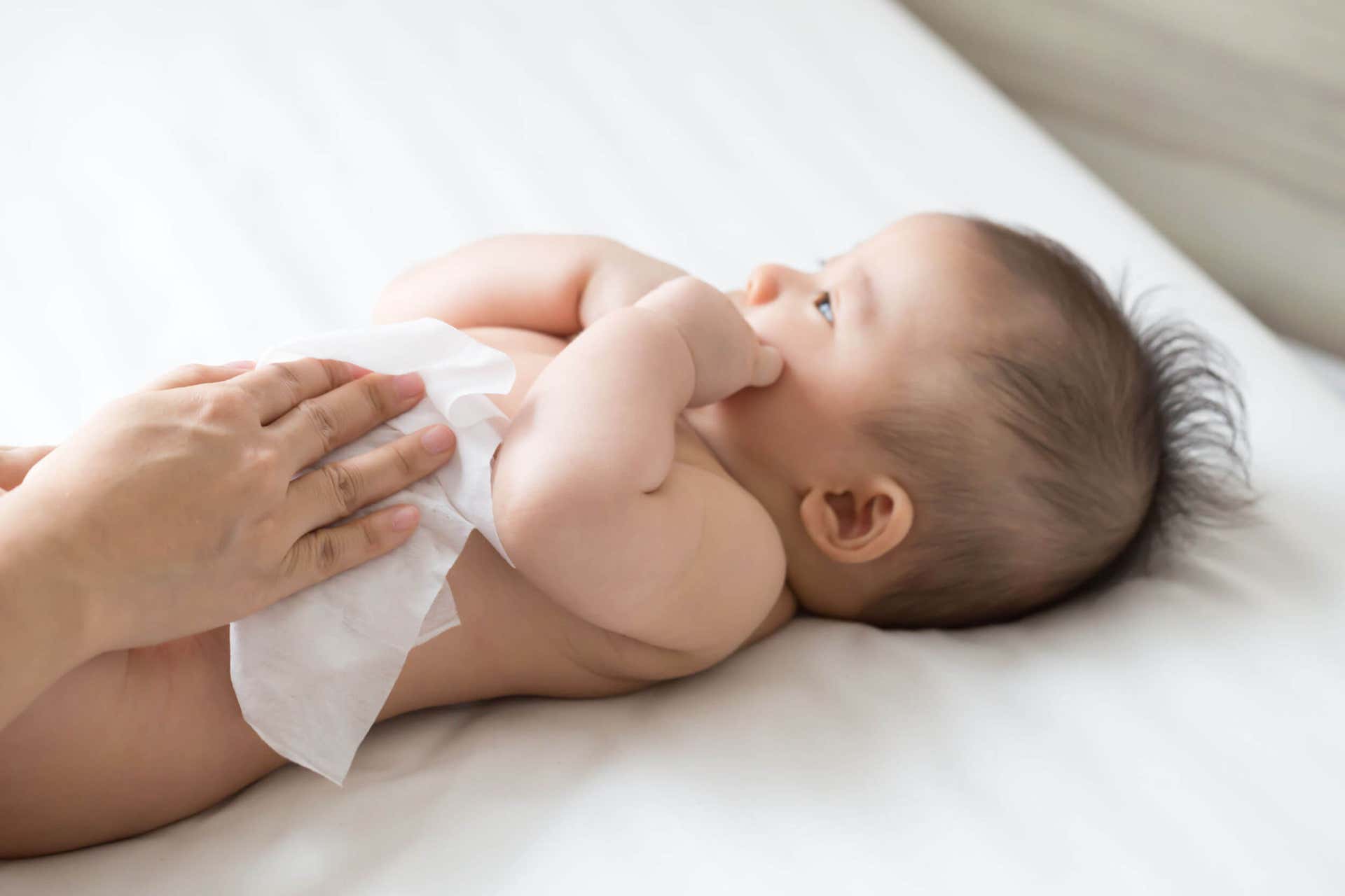 Al despertar al bebé para cambiarle el pañal hay que molestarlo lo menos posible.