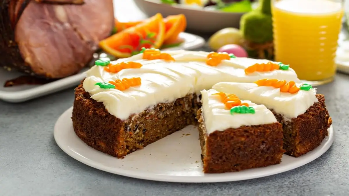 Tarta de zanahoria con cobertura de crema de queso.